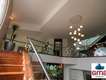 Tentadora Casa en Venta en Bugambilias con Alberca. 4 Recámaras