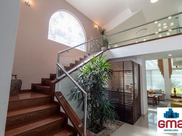 Tentadora Casa en Venta en Bugambilias con Alberca. 4 Recámaras