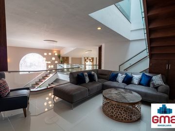 Tentadora Casa en Venta en Bugambilias con Alberca. 4 Recámaras