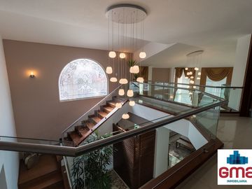 Tentadora Casa en Venta en Bugambilias con Alberca. 4 Recámaras