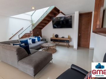 Tentadora Casa en Venta en Bugambilias con Alberca. 4 Recámaras