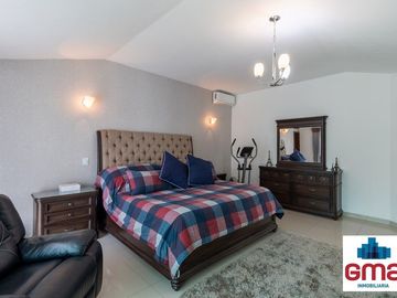 Tentadora Casa en Venta en Bugambilias con Alberca. 4 Recámaras