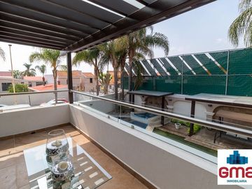 Tentadora Casa en Venta en Bugambilias con Alberca. 4 Recámaras