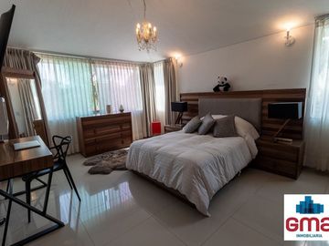 Tentadora Casa en Venta en Bugambilias con Alberca. 4 Recámaras