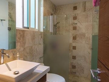 Tentadora Casa en Venta en Bugambilias con Alberca. 4 Recámaras