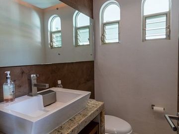 Tentadora Casa en Venta en Bugambilias con Alberca. 4 Recámaras
