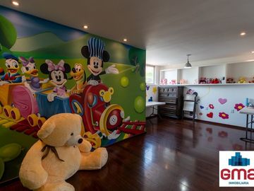 Tentadora Casa en Venta en Bugambilias con Alberca. 4 Recámaras