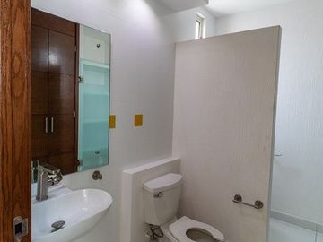 Tentadora Casa en Venta en Bugambilias con Alberca. 4 Recámaras