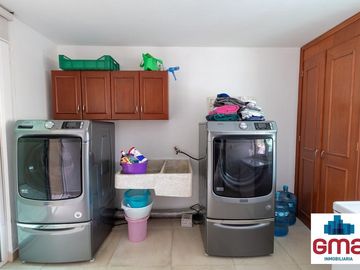 Tentadora Casa en Venta en Bugambilias con Alberca. 4 Recámaras