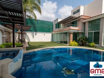Tentadora Casa en Venta en Bugambilias con Alberca. 4 Recámaras