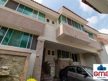 Tentadora Casa en Venta en Bugambilias con Alberca. 4 Recámaras