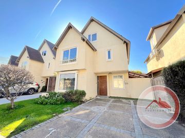 Tu nuevo hogar te espera! Con amplio patio y en condominio.