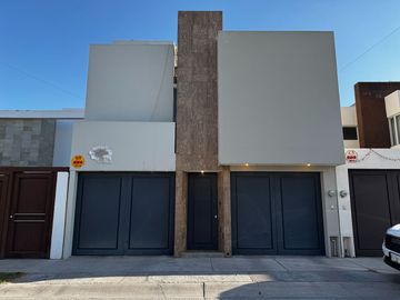 Casa en Venta en Villa Magna con 4 recamaras