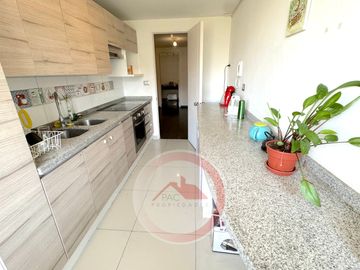 Excelente departamento en interior condominio