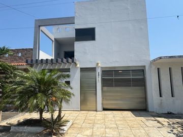 VENDO CASA MODERNA Y AMPLIA EN ZONA NORTE