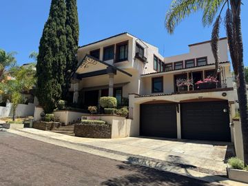 CASA EN VENTA EN CUMBRES DE MORELIA – ELEGANCIA, ESPACIOS AMPLIOS Y EXCELENTE UBICACIÓN