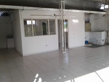 Casa en Venta de 3 pisos dividida en 2 Apartamentos en Melgar