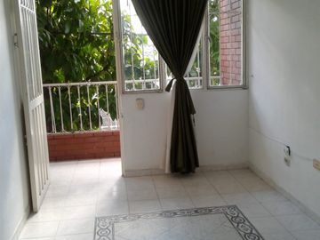 Casa en Venta de 3 pisos dividida en 2 Apartamentos en Melgar