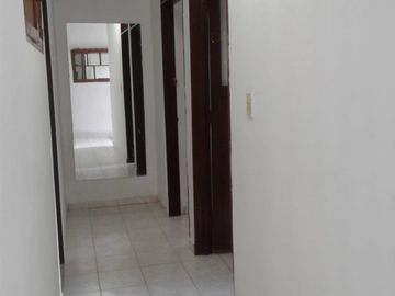 Casa en Venta de 3 pisos dividida en 2 Apartamentos en Melgar