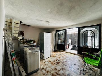 Amplia Casa en Venta en Iztapalapa, (Con 3 departamentos).
