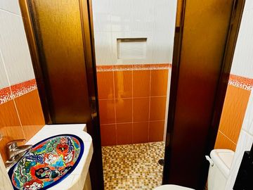 Amplia Casa en Venta en Iztapalapa, (Con 3 departamentos).