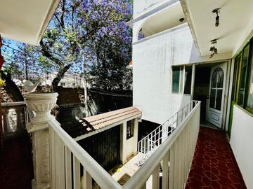 Amplia Casa en Venta en Iztapalapa, (Con 3 departamentos).