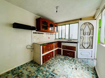 Amplia Casa en Venta en Iztapalapa, (Con 3 departamentos).