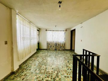 Amplia Casa en Venta en Iztapalapa, (Con 3 departamentos).
