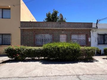 Casa En Venta, 2 Dorm. Sector, 5 De Abril, Estación Central