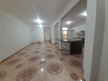 Amplio Departamento En Venta Primer Piso - Comas