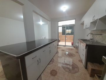 Amplio Departamento En Venta Primer Piso - Comas