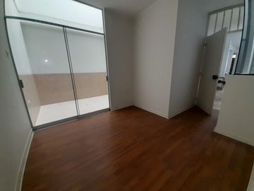 Amplio Departamento En Venta Primer Piso - Comas