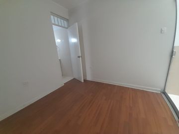 Amplio Departamento En Venta Primer Piso - Comas