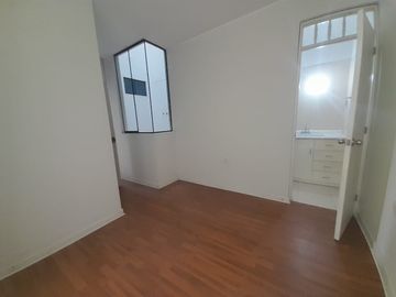 Amplio Departamento En Venta Primer Piso - Comas