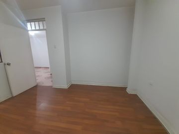 Amplio Departamento En Venta Primer Piso - Comas
