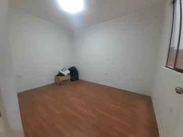 Amplio Departamento En Venta Primer Piso - Comas