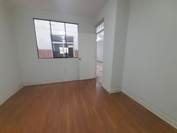 Amplio Departamento En Venta Primer Piso - Comas