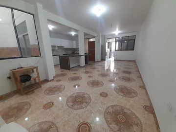 Amplio Departamento En Venta Primer Piso - Comas