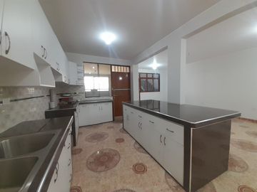 Amplio Departamento En Venta Primer Piso - Comas