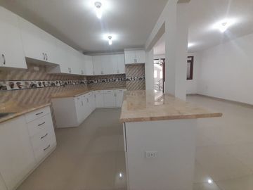 Amplio Departamento En Venta Cuarto Piso - Comas