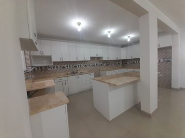 Amplio Departamento En Venta Cuarto Piso - Comas