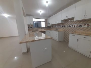 Amplio Departamento En Venta Cuarto Piso - Comas