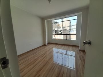 Amplio Departamento En Venta Cuarto Piso - Comas
