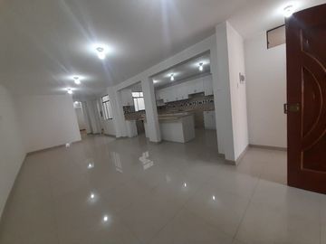 Amplio Departamento En Venta Cuarto Piso - Comas