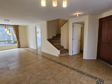 Vendo Casa Dentro de Conjunto en Bellavista de Carretas de 3 Dormitorios en 3 plantas está muy cerca del Terminal de Carcelén