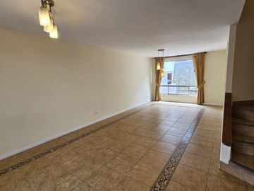 Vendo Casa Dentro de Conjunto en Bellavista de Carretas de 3 Dormitorios en 3 plantas está muy cerca del Terminal de Carcelén