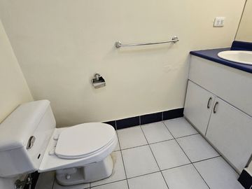 Vendo Casa Dentro de Conjunto en Bellavista de Carretas de 3 Dormitorios en 3 plantas está muy cerca del Terminal de Carcelén