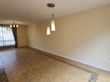 Vendo Casa Dentro de Conjunto en Bellavista de Carretas de 3 Dormitorios en 3 plantas está muy cerca del Terminal de Carcelén