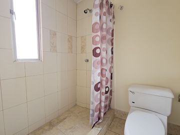 Vendo Casa Dentro de Conjunto en Bellavista de Carretas de 3 Dormitorios en 3 plantas está muy cerca del Terminal de Carcelén