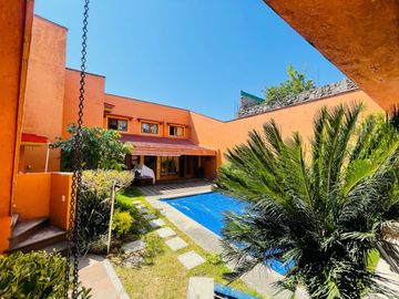 Casa con Alberca en Venta Tetela Cuernavaca.  381 mts